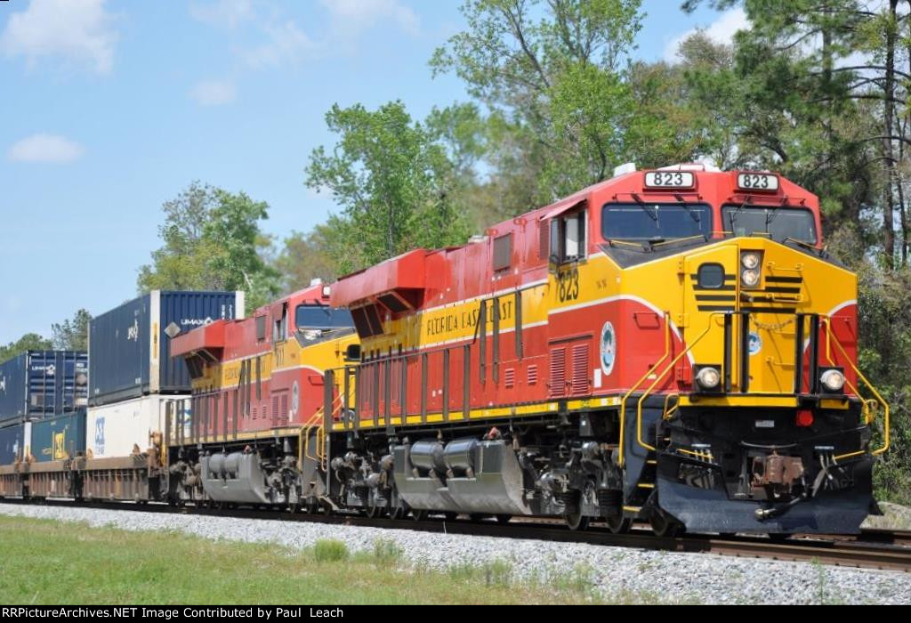 Southbound intermodal (101) departs Bowden